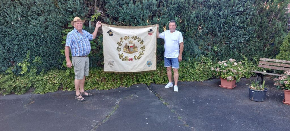  Engelbert Denk und Norbert Fink präsentieren einer der geheimnisvollen Fahnen des ehemaligen Veteranenvereins.  