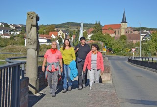  Wanderer auf der historische Brücke Elfershausen 